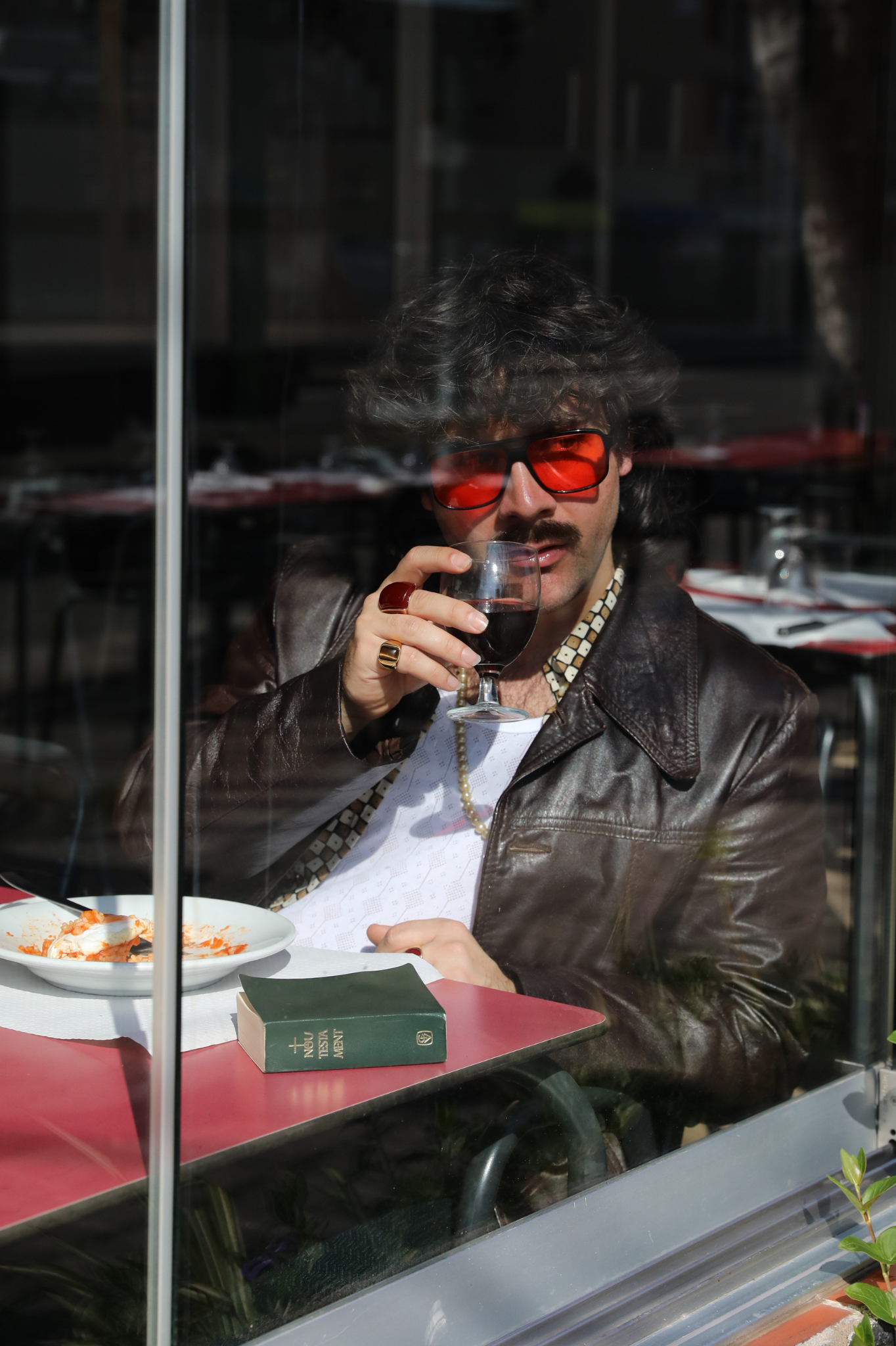 Paco Pecado con una copa de vino